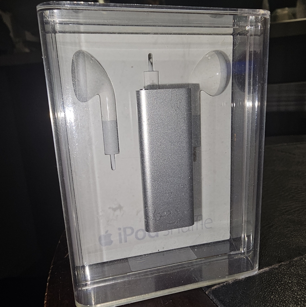 iPod Shuffle 2GB Silver - Never Opened!!